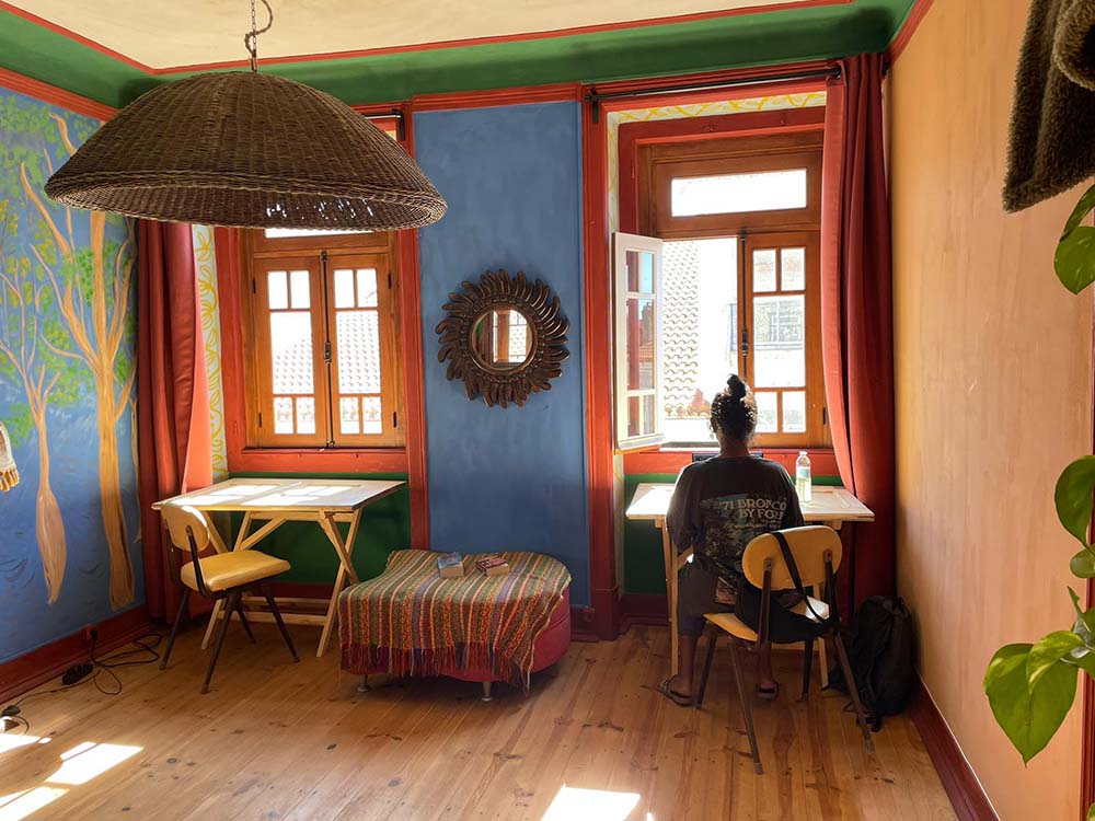 Creative common area in Soul Coliving with colorful decor and a collaborative atmosphere